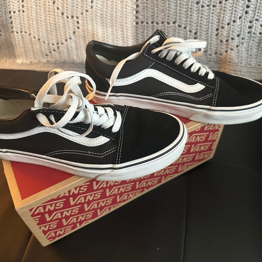 Vans Black and White Old Skool Sneakers with Signature Jazz Stripe Men’s/Women’s